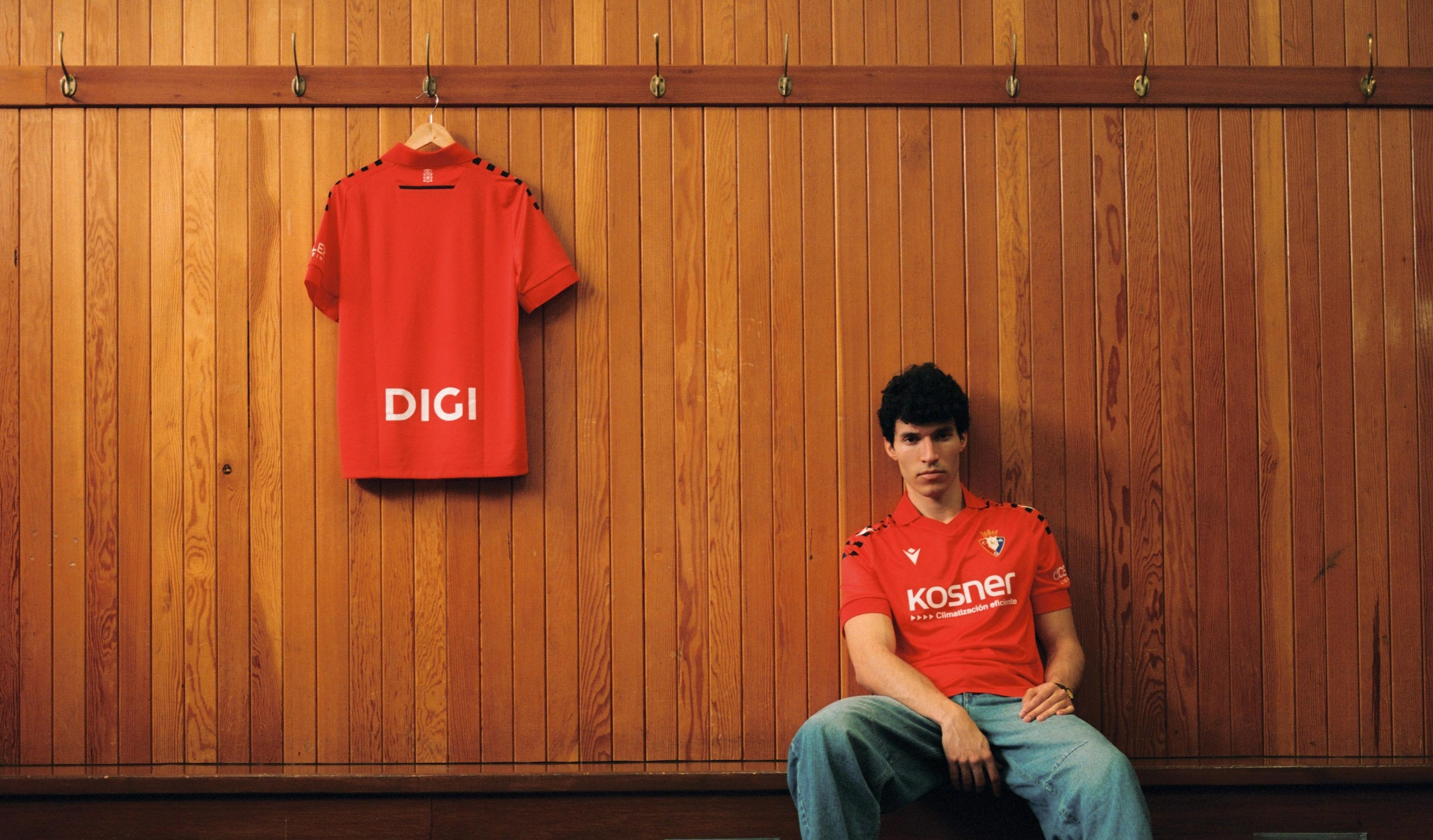 La primera equipación de Osasuna para la temporada 2025/26 es un homenaje al cuarenta aniversario de su primera participación europea