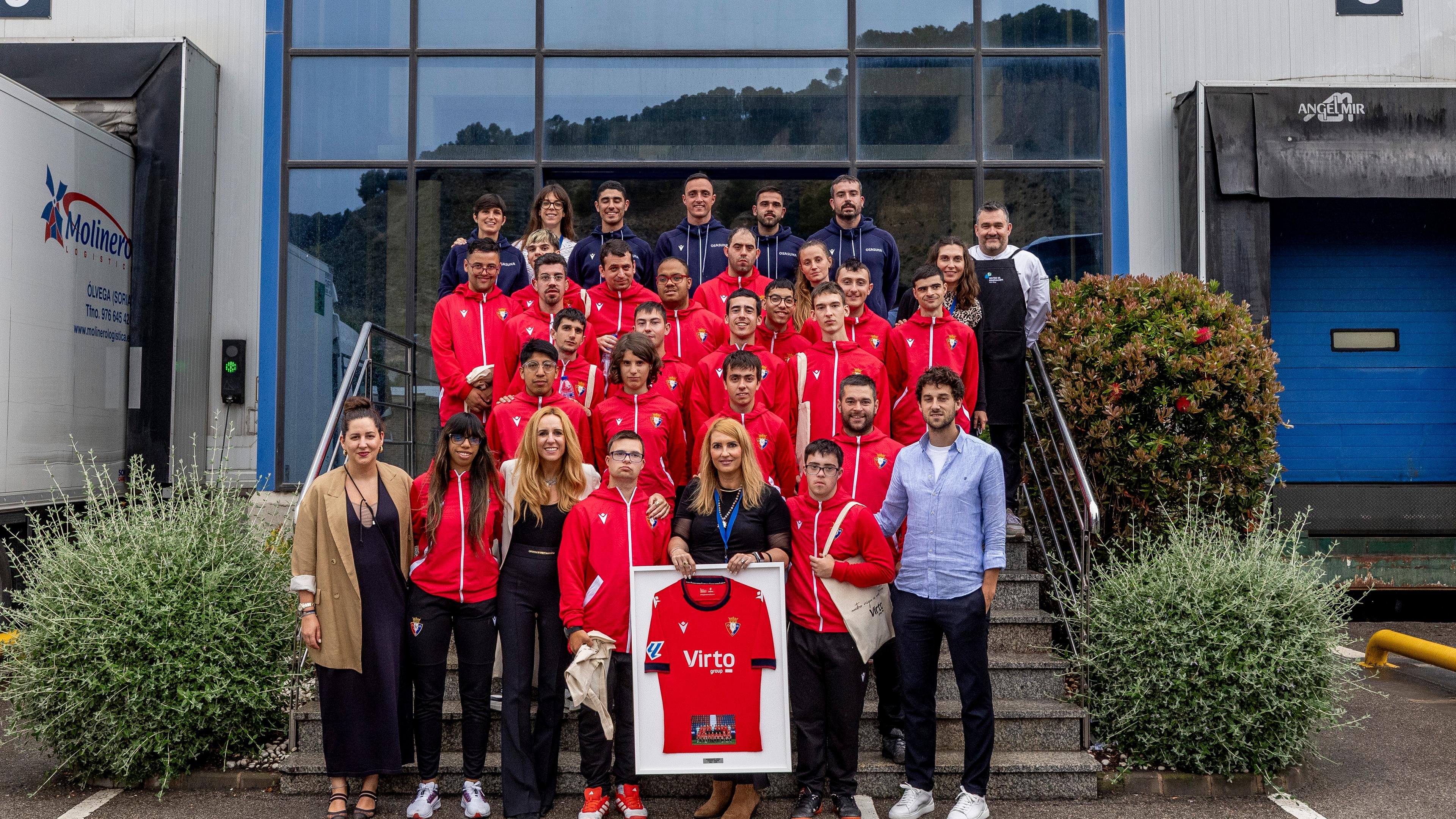 Osasuna Genuine visita las instalaciones de Grupo Virto, su principal patrocinador 