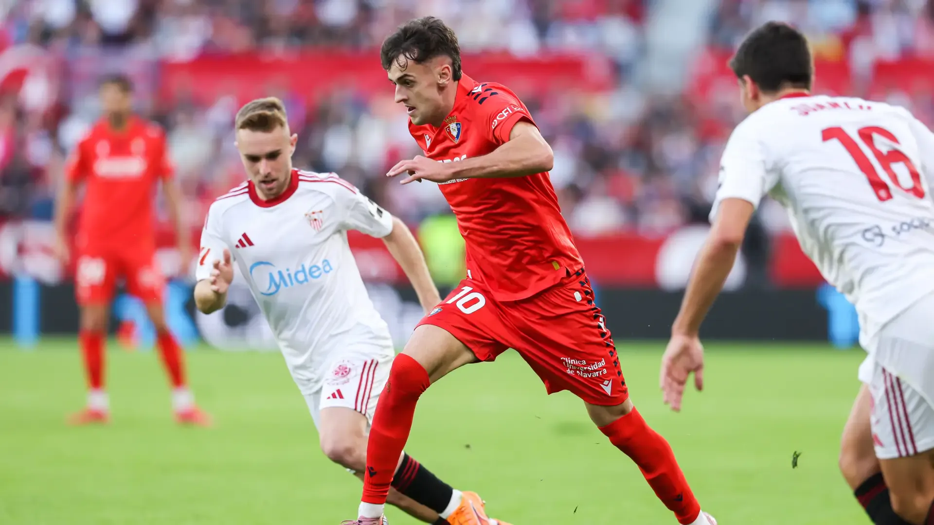 Aimar Oroz, en acción ante el Sevilla.