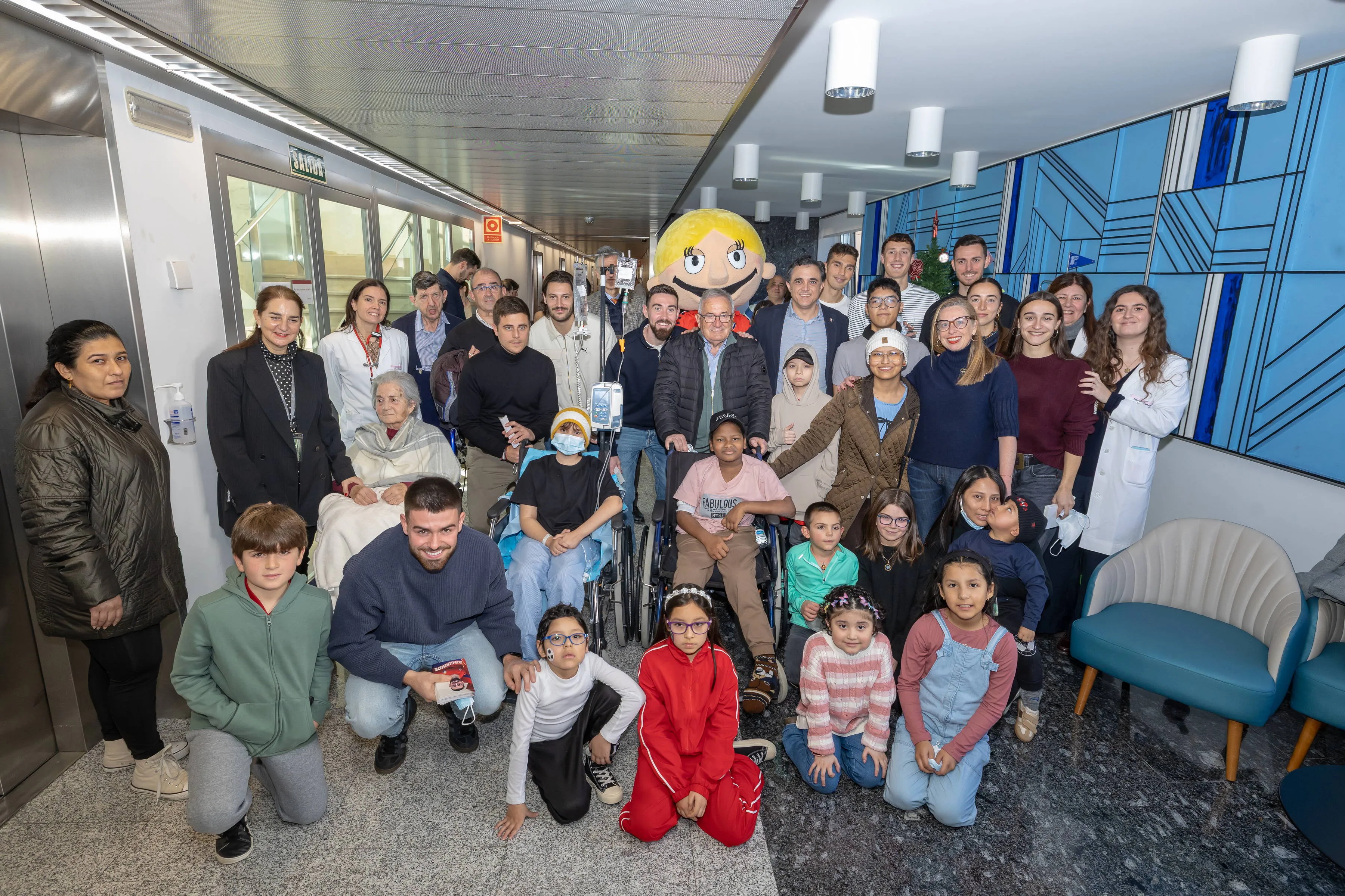 Osasuna rend une visite de Noël aux enfants admis à l’Hôpital Universitaire de Navarre et à la Clinique Universitaire de Navarre